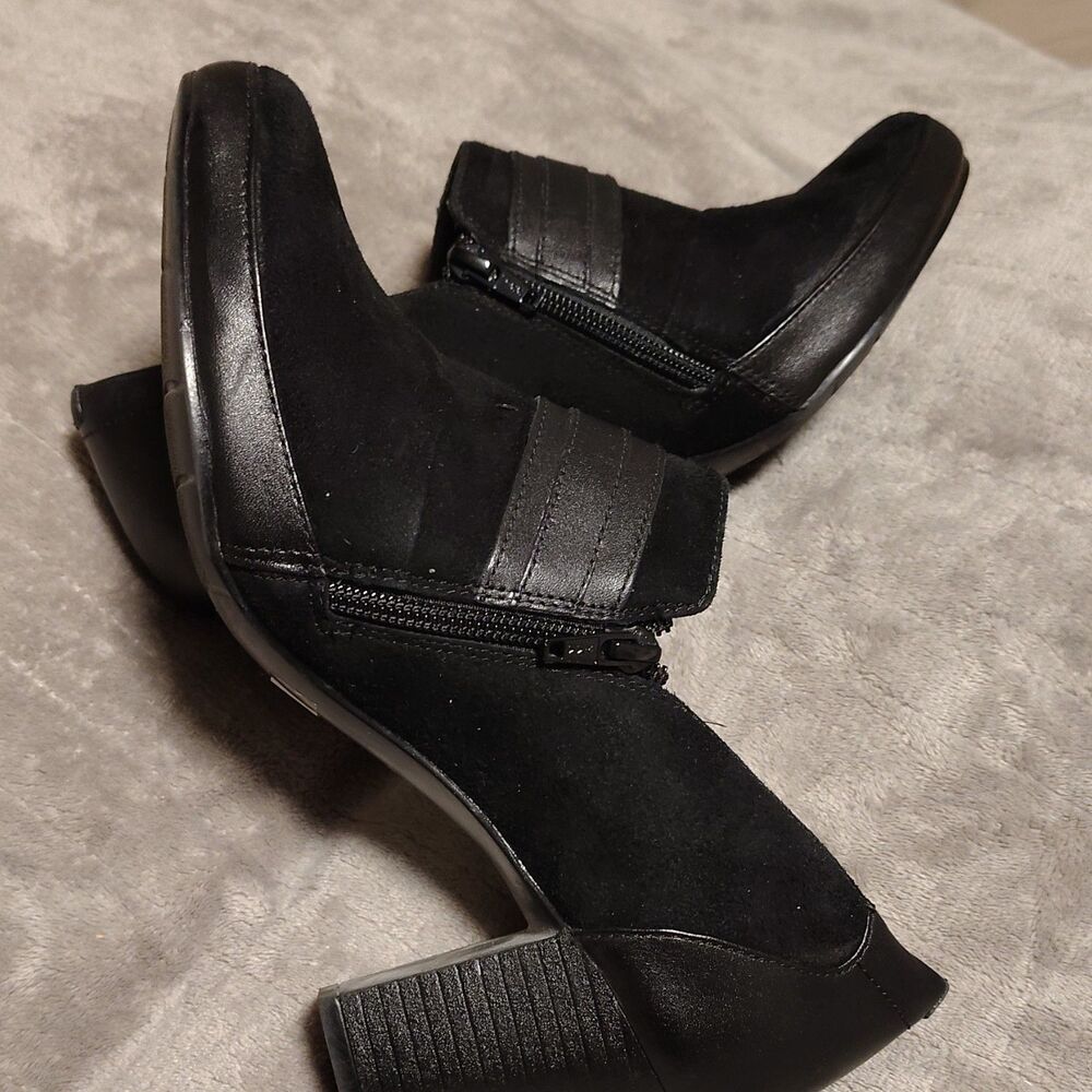 Clarks Women's Block Heel Pumps Black Leather Buckle Zip Closed Toe Size 10